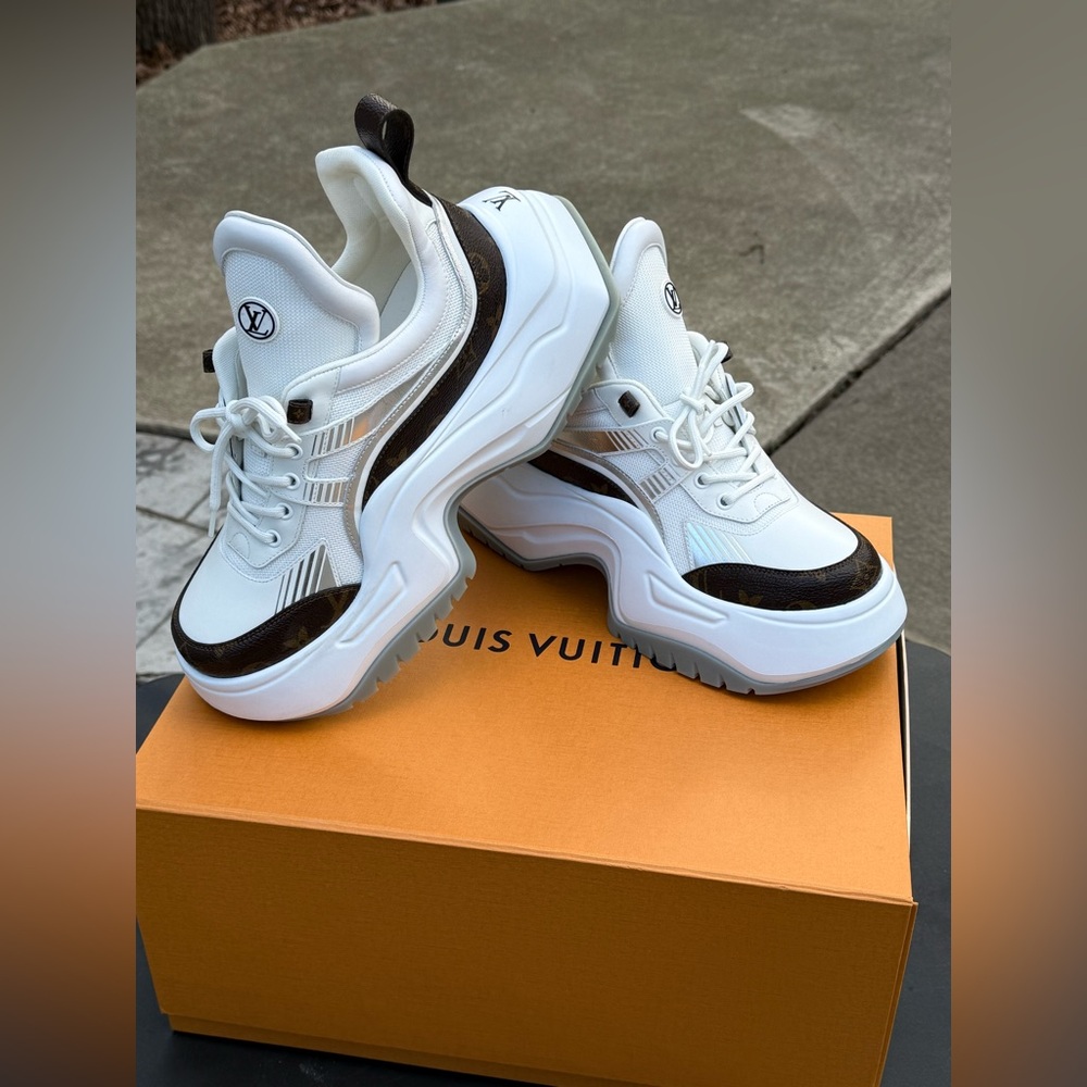Louis Vuitton White Sneakers with Brown Monogram Toe Panels - Picture 8 of 12